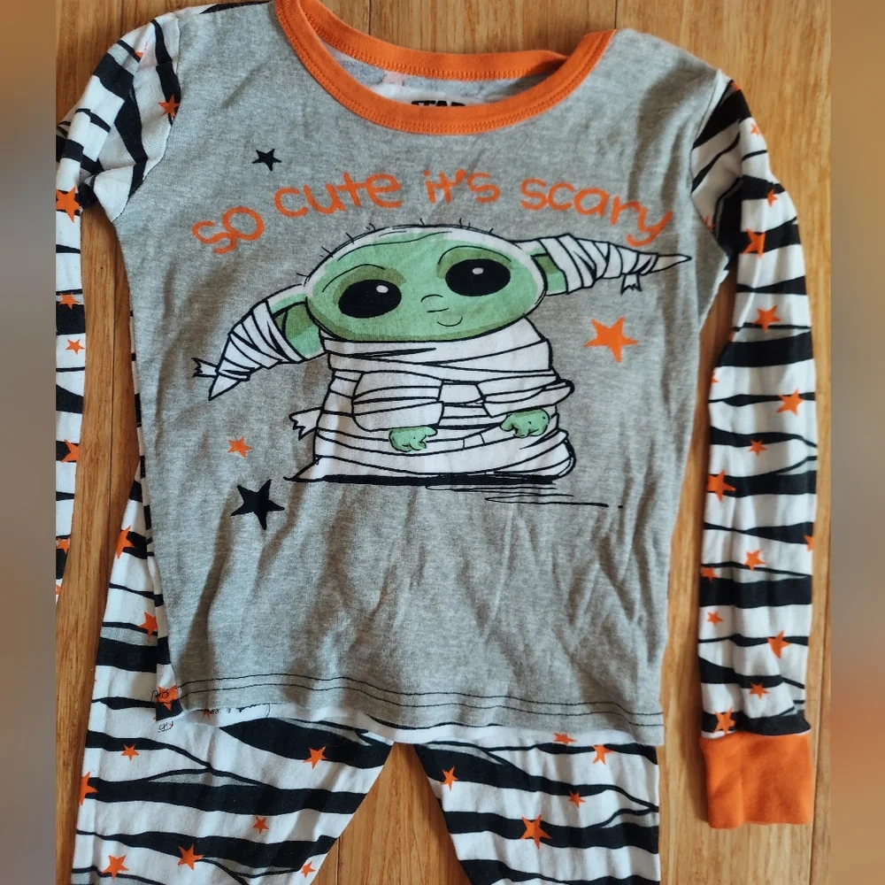 🎁 10/$25  - Baby Yoda mummy pajamas, size 8. STAR WARS
